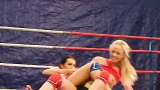 Amateur lesbians lick pussy after wrestling